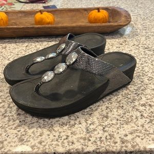 Black and silver gray fitflops